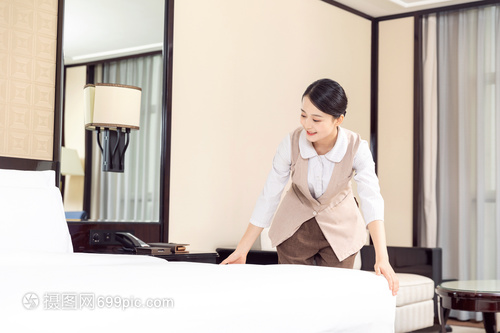 精于細節，始于床鋪 酒店管理中保潔員鋪床的藝術與規范